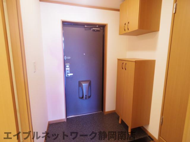 玄関　収納もある玄関です