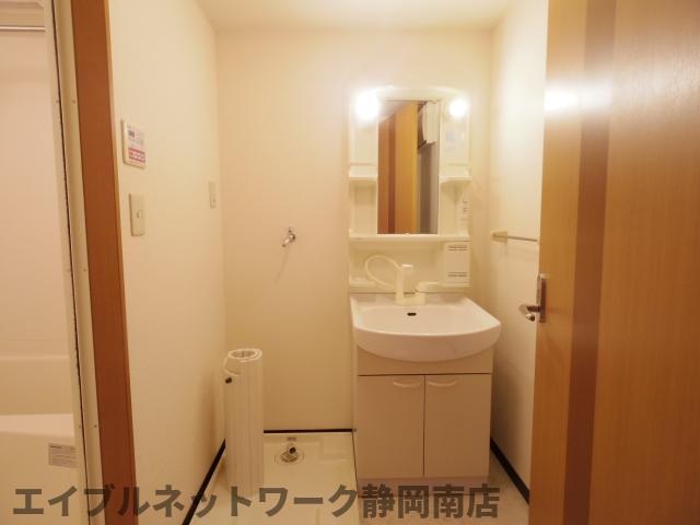 洗面設備　明るい洗面所です