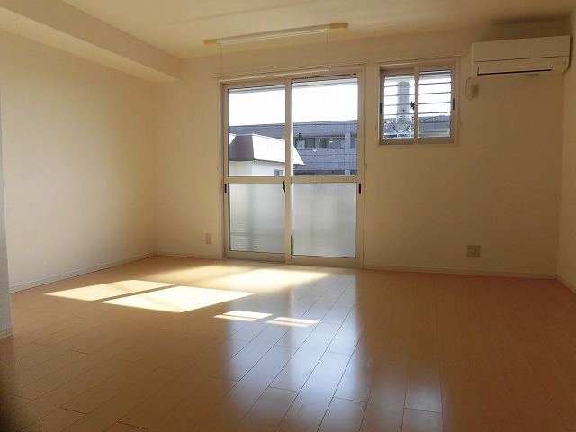 居室・リビング　12.5帖のリビング。南向きで明るいお部屋です。