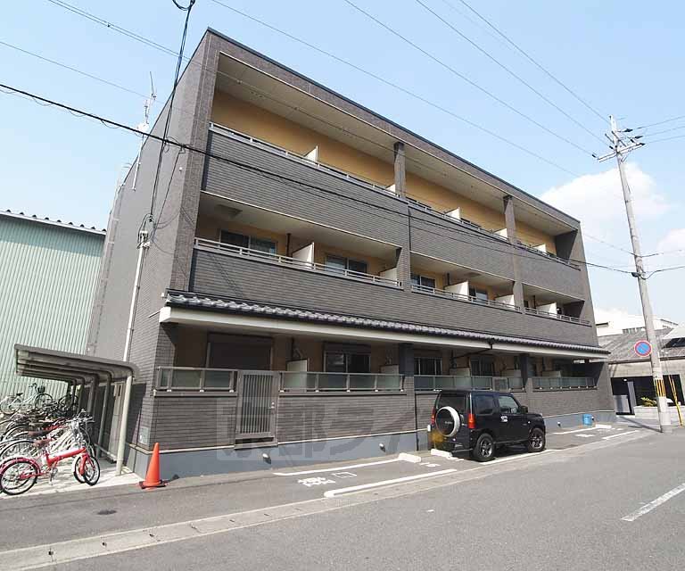 京都市南区上鳥羽藁田町のマンションの建物外観