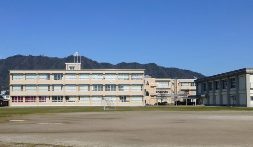 【境港市上道町のアパートの中学校】