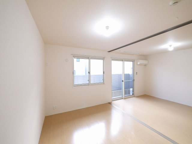 その他部屋・スペース　開放的な寝室です