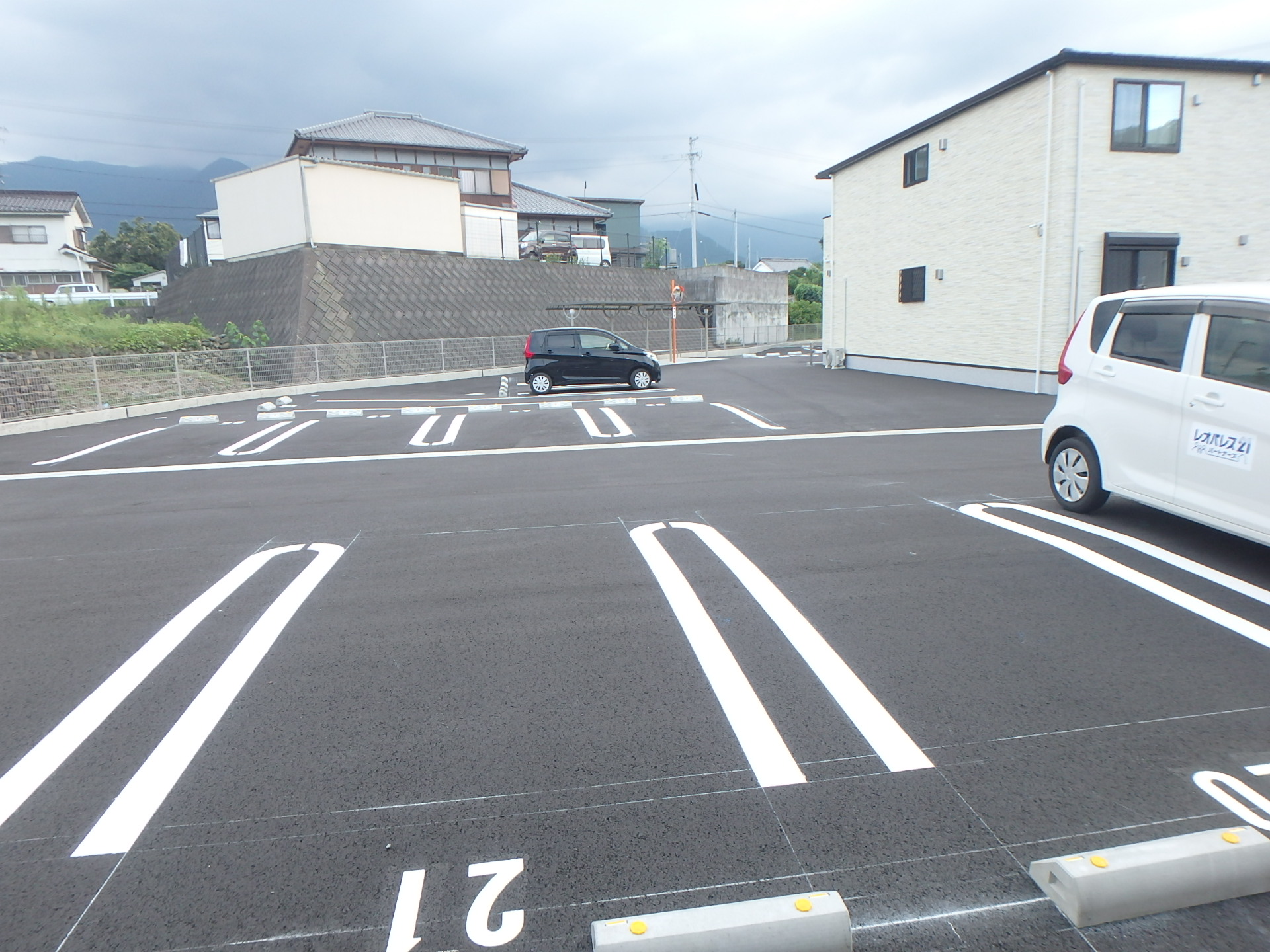 【新居浜市萩生のアパートの駐車場】