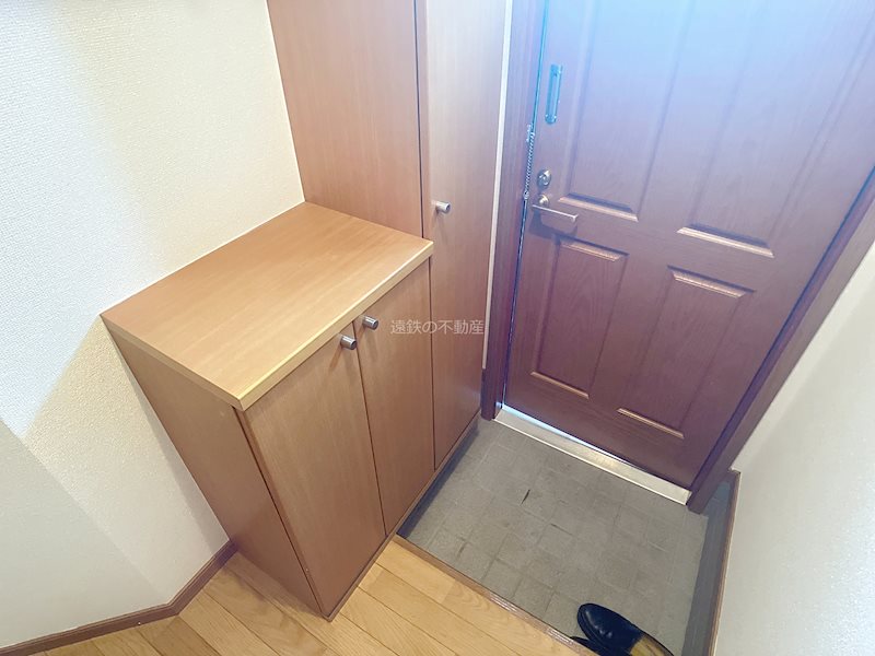 玄関　玄関開けたら階段です