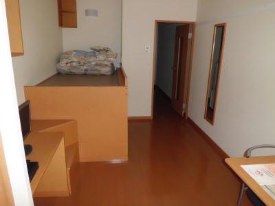 居室・リビング　布団が付くのは短期契約の場合のみです。