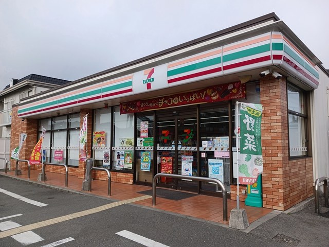 コンビニ　セブンイレブン（コンビニ）まで300m