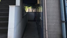 【横浜市神奈川区三枚町のマンションのエントランス】