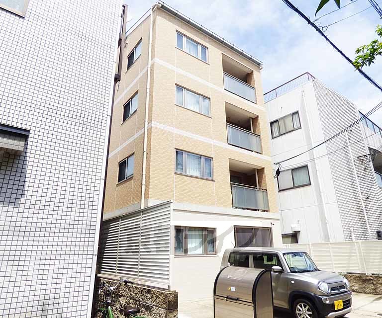 京都市右京区山ノ内五反田町のマンションの建物外観