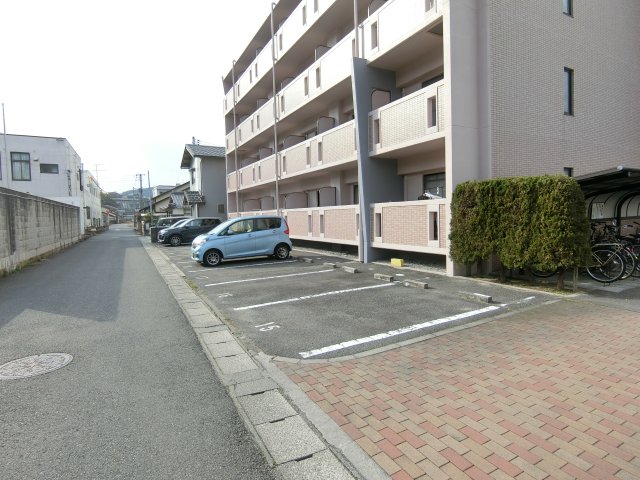 【米子市祇園町のマンションの駐車場】