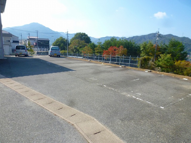 【スカイヒルズ青山　AＢ棟の駐車場】