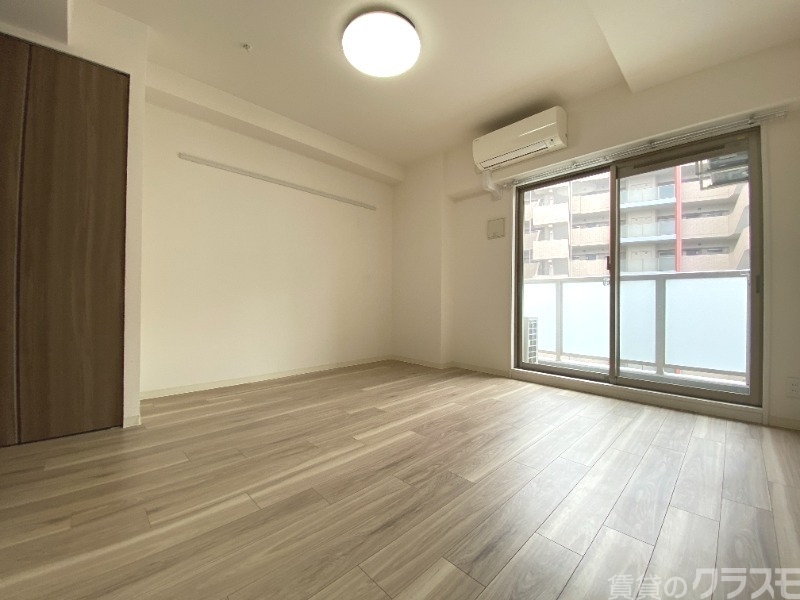 居室・リビング　窓からの光がいい感じです。