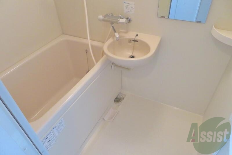バス・シャワールーム　お風呂に洗面がついて便利ですね。