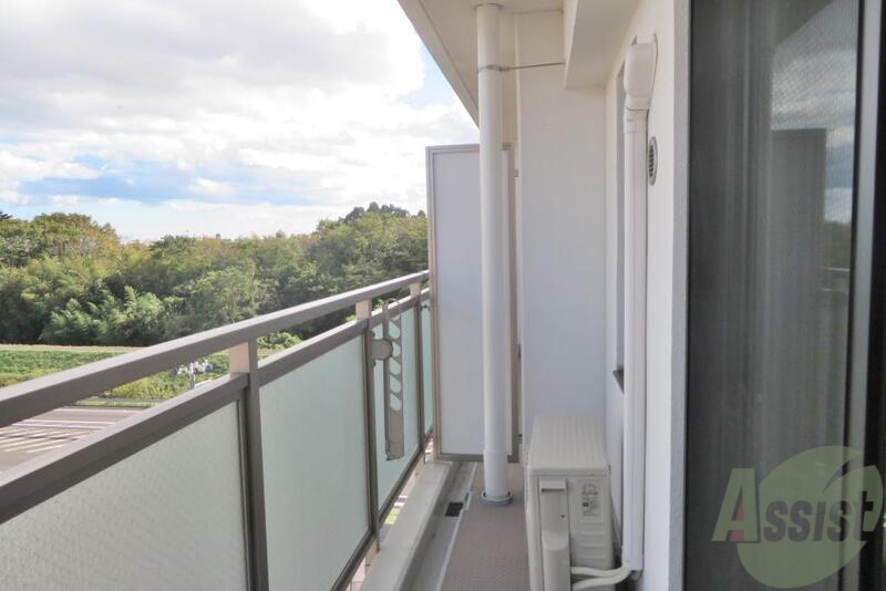 バルコニー　晴れた日にはお布団もほせそうですね。