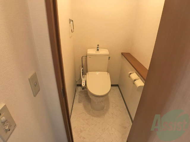 トイレ　人気のウォシュレットつきのトイレです。快適ですよ。