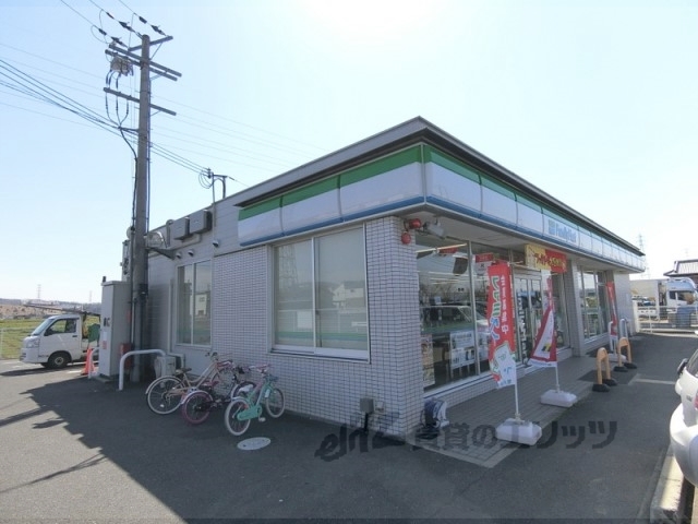 コンビニ　ファミリーマート木津大谷店（コンビニ）まで500m