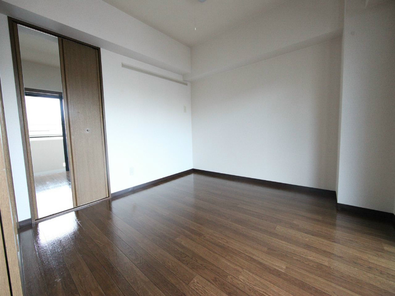 その他　洋室5.7帖　クローゼット付（収納充実してます）