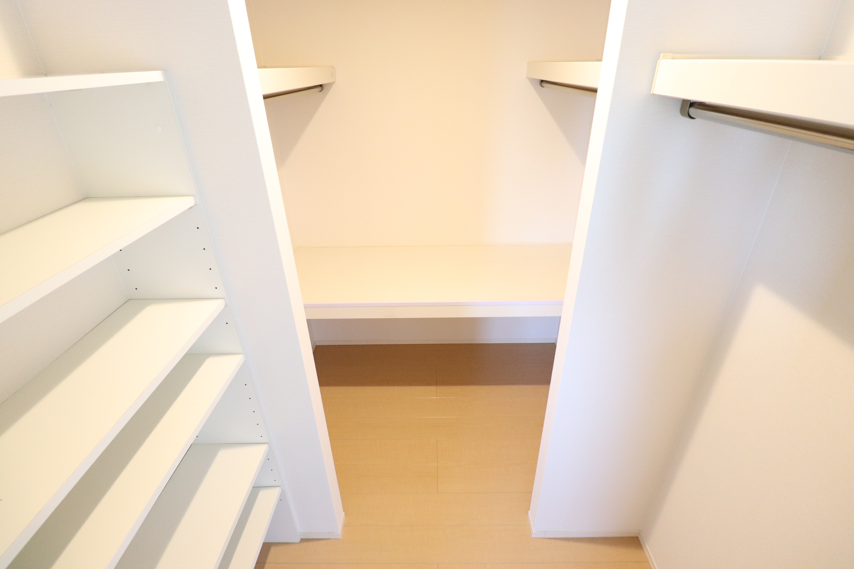 収納　ウォークインクローゼットなので、たくさんお洋服収納可能♪