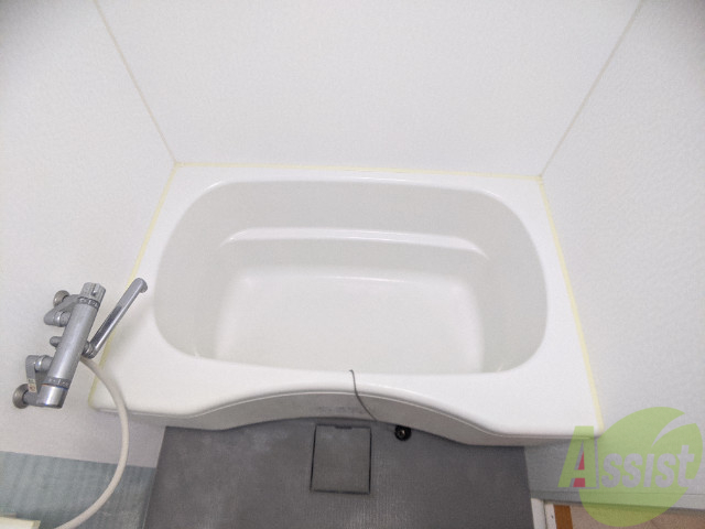 バス・シャワールーム　バスルームは狭すぎず、シャワーも浴びやすそうです。