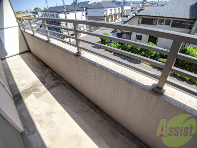 バルコニー　バルコニー。洗濯物がはかどりそうな広さがありますよ。