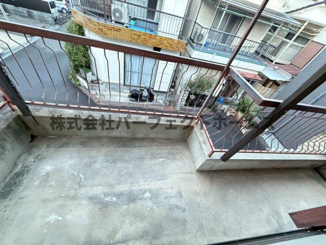 バルコニー　外からの目が気にならないバルコニーで洗濯物が干せます