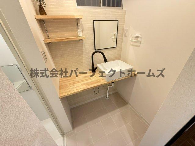 洗面設備　明るい洗面所です