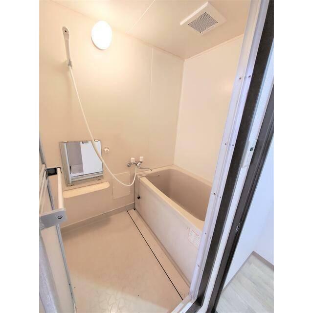 バス・シャワールーム　バスタブ（シャワー付き）