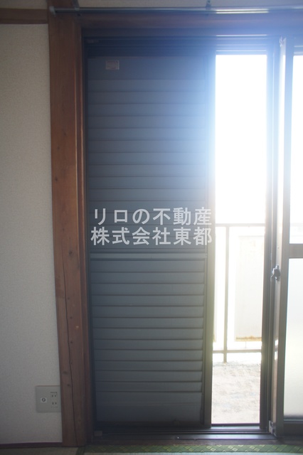 セキュリティ　雨戸付なので防犯面でも役立ちますね♪