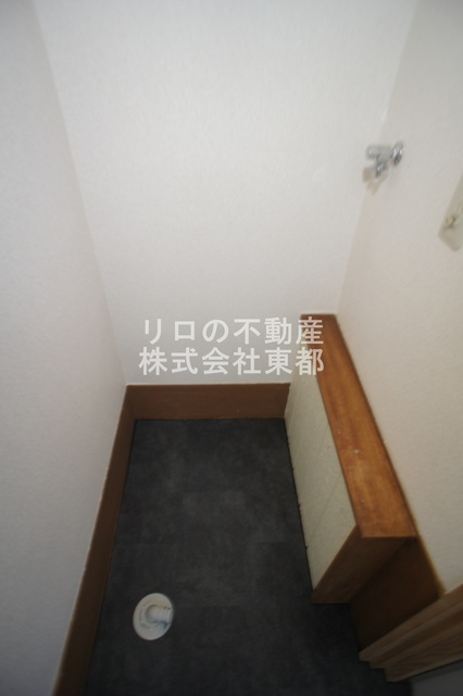 その他　洗濯機置き場は室内にあるので雨に濡れる心配はありません☆