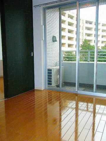 居室・リビング　窓の大きなリビング