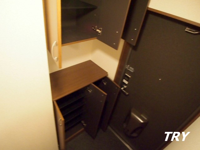 玄関　下駄箱付です。