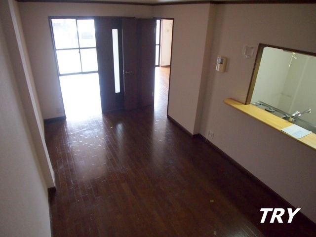 居室・リビング　カウンターキッチンのリビング