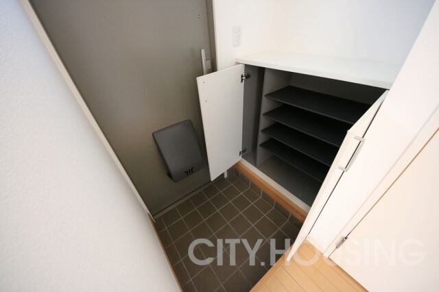 玄関　※同タイプ部屋の写真です。