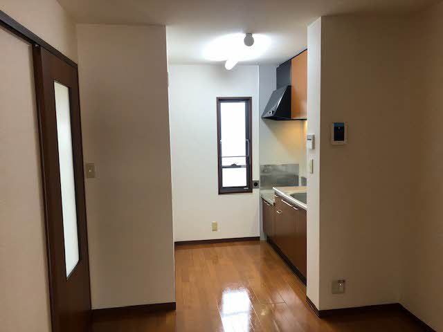 キッチン　小窓付きなので換気もしやすいです！