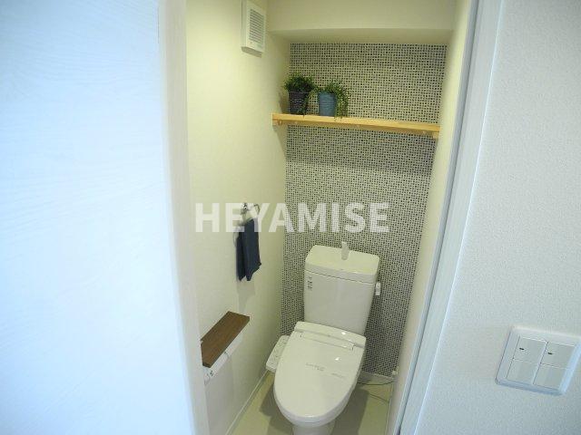 トイレ　ペーパーホルダーにスマホが置けます　※モデルルーム