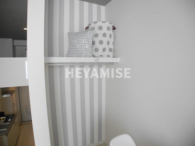 収納　縦ストライプのアクセントクロス　※モデルルーム