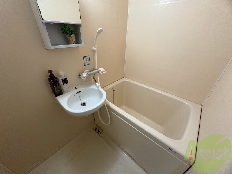 バス・シャワールーム　こちらは浴室になります。バストイレ別は嬉しいですね。