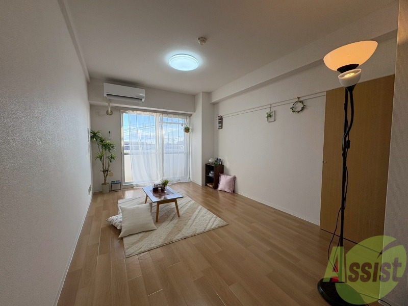 居室・リビング　１３帖の洋室になります。広々としていて良いですね。