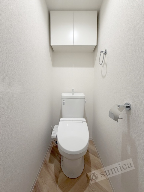 トイレ　人気アイテムの温水洗浄便座。清潔感のあるトイレです。