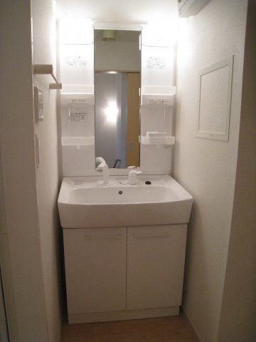 洗面設備　独立洗面台、朝の身支度には欠かせません