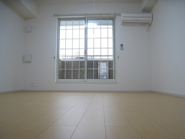 居室・リビング　こちらの居間で趣味の時間をお楽しみください