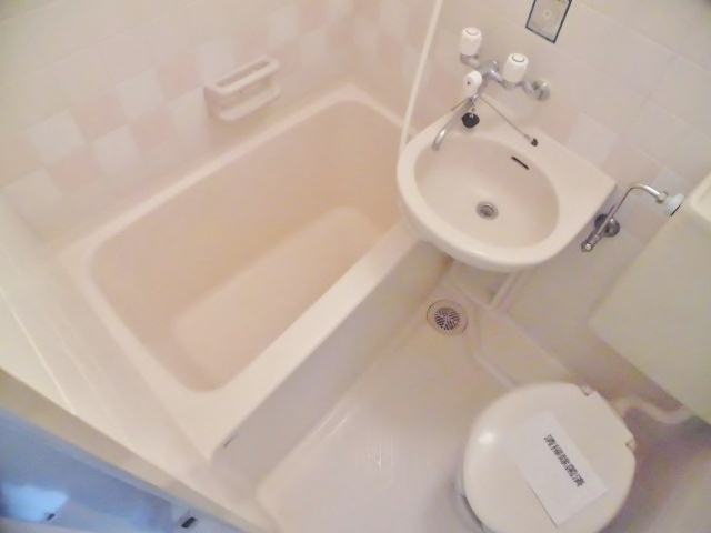 バス・シャワールーム　同建物の別号室のお写真です。