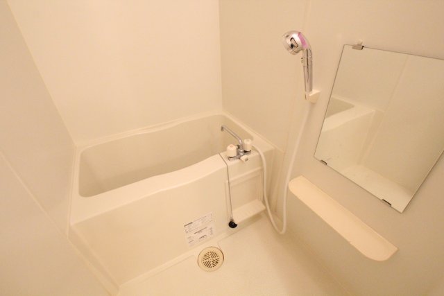 バス・シャワールーム　別号室の写真です（反転）