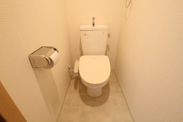 トイレ　別号室の写真です（反転）