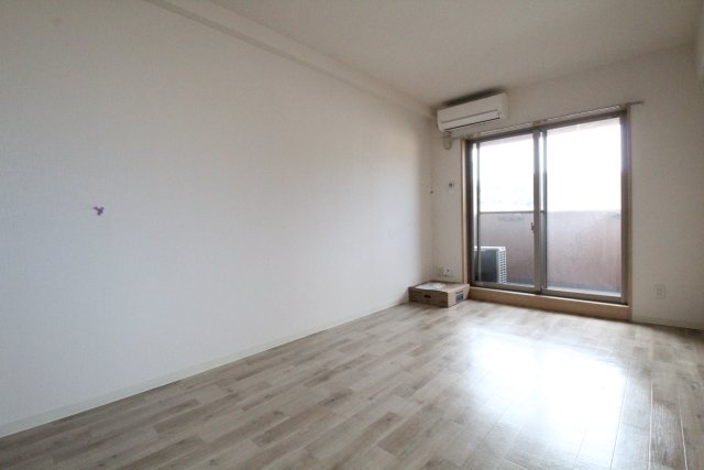 居室・リビング　別号室の写真です（反転）