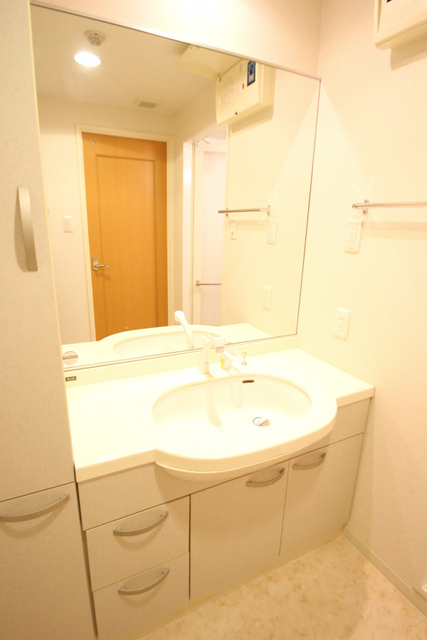 洗面設備　収納たっぷりの広いシャンプードレッサー