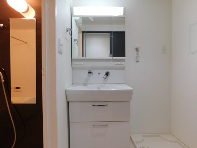 洗面設備　明るい洗面所です