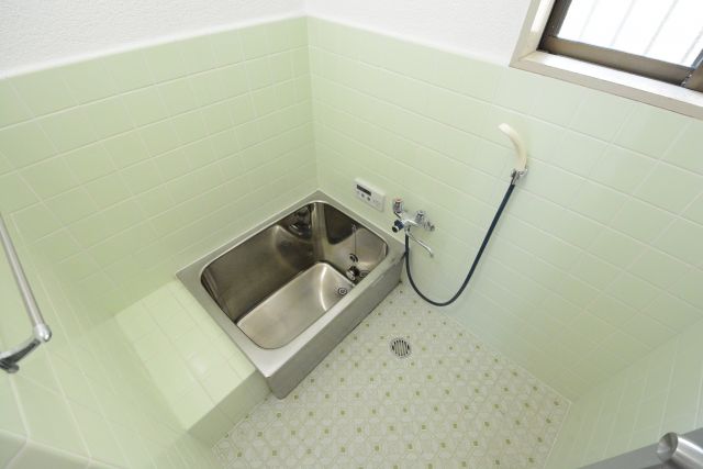 バス・シャワールーム　シンプルなお風呂☆窓付きで換気も楽々！