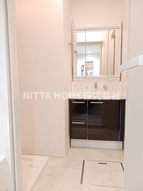 洗面設備　清潔感のあるシャワー付き洗面台◆