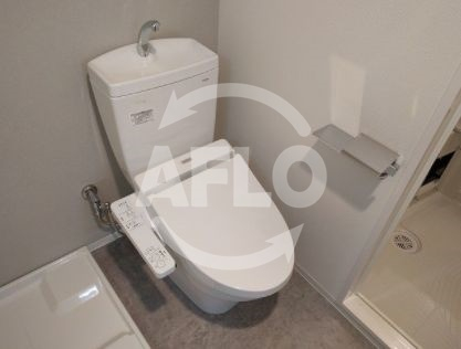 トイレ　アドバンス大阪ルーチェ　温水洗浄便座