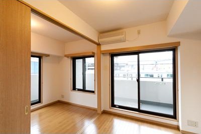 居室・リビング　扉を開けると広々とした空間になります